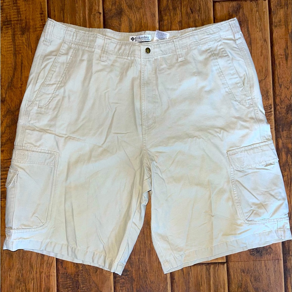 Columbia Sportswear Company Vintage Mens Beige Cargo shorts Size 40